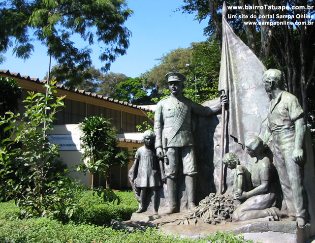 Praa Jos Moreno (ao fundo,  esquerda, a Biblioteca Pblica Cassiano Ricardo)